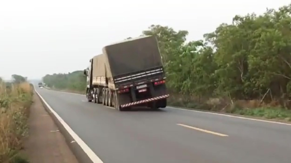 Vrachtwagenchauffeur geeft iets te heftig showtje voor koter weg
