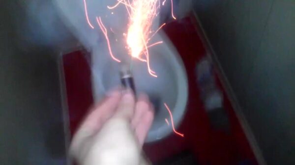 Toiletpot blijkt niet bestand tegen Russisch vuurwerk