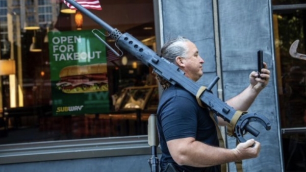 Een aantal typische Amerikanen die een kopje koffie en een broodje scoren