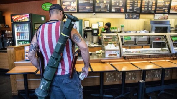 Een aantal typische Amerikanen die een kopje koffie en een broodje scoren