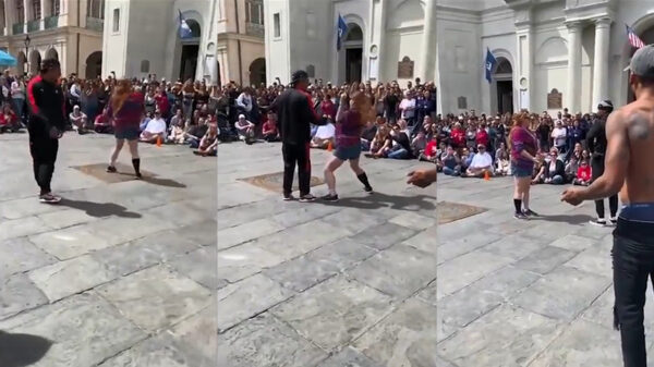 Middelvinger Karen wordt uitgejouwd als ze een optreden probeert te verpesten