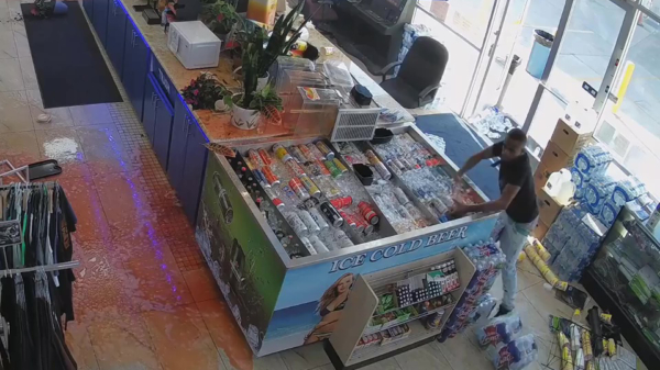 Winkeldieven en vandalen wisselen elkaar af bij tankstation in Houston, Texas