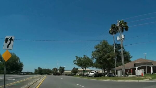 Bejaarde vlamt in zijn achteruit over een rotonde en parkeert bovenop twee andere auto's