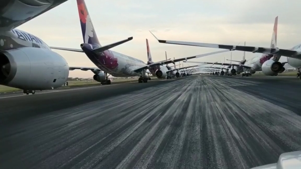 Hawaiiaanse vliegtuigen vanwege gebrek aan ruimte op landingsbaan geparkeerd