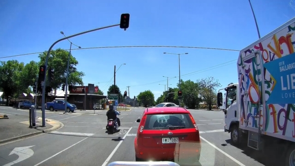 Motorrijder klapt vol tegen een auto aan als hij ongegeneerd door rood jankt