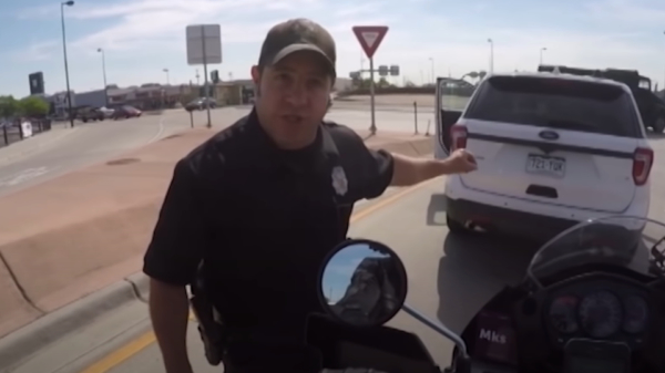 Bellende politieagent dreigt motorrijder met boete vanwege toeteren
