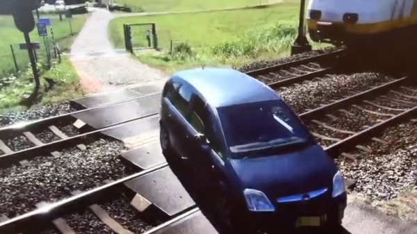 Trein scheert rakelings langs auto op onbewaakte overweg in Santpoort