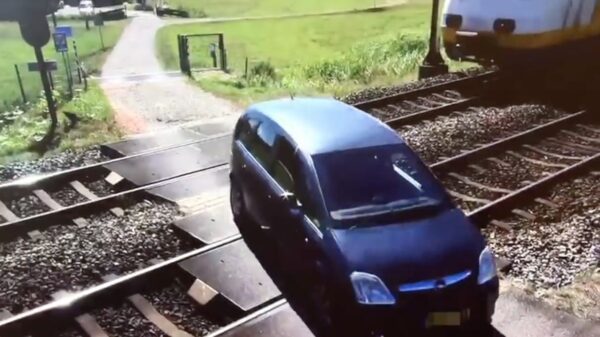Trein scheert rakelings langs auto op onbewaakte overweg in Santpoort