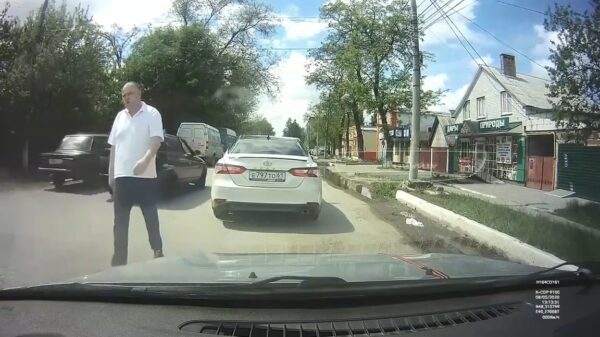 Aso wordt op pepperspray getrakteerd tijdens ordinaire verkeersruzie