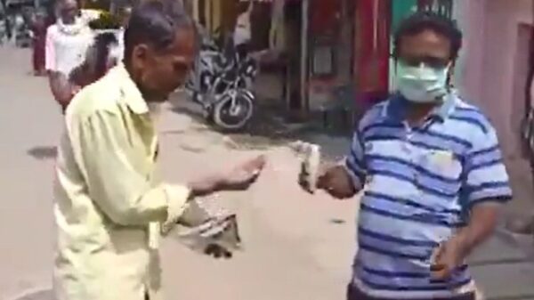 Man maakt voor het eerst kennis met desinfecterende handgel