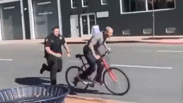 Fietser die aan de politie probeert te ontsnappen wordt met fiets en al gevloerd
