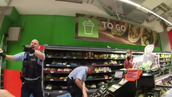 Duitse politie gaat 'voll mongo' op supermarktbezoeker die weigert mondkapje te dragen