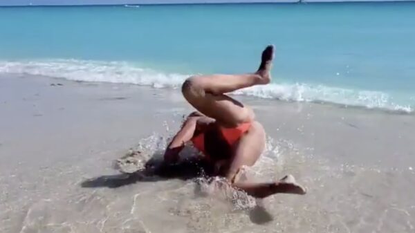 Fitgirl slooft zich uit voor de camera