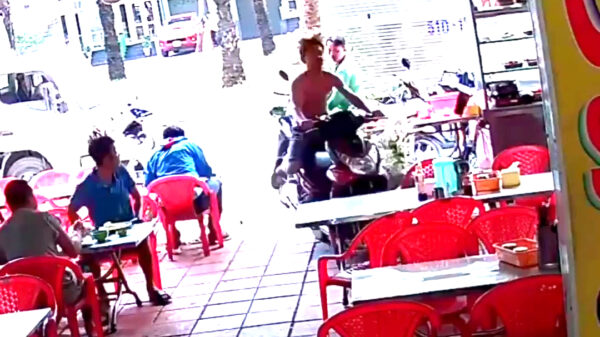 Scooterrijder heeft wat moeite met het vinden van de rem