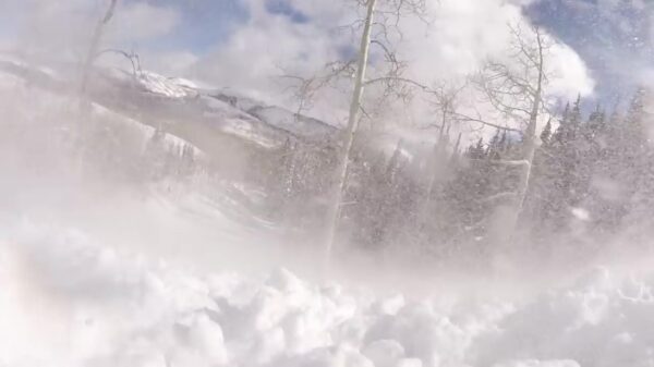 Benauwende POV van een skiër die door een lawine wordt overvallen