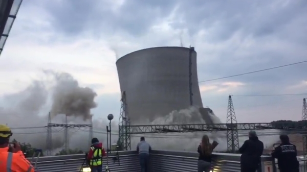 Koeltorens bij Duitse kerncentrale Philippsburg worden vakkundig naar de grond gehaald