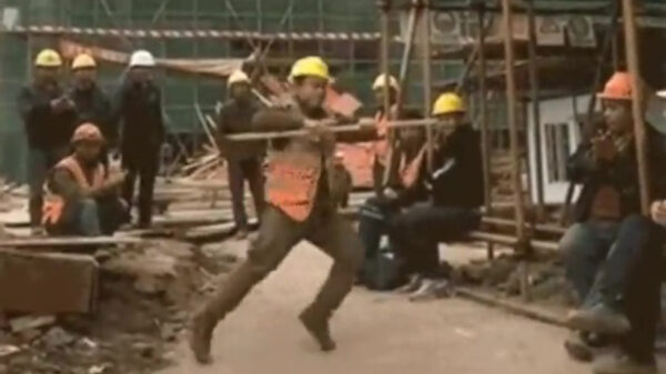 Bouwvakker grijpt pauze aan om zijn moves te showen