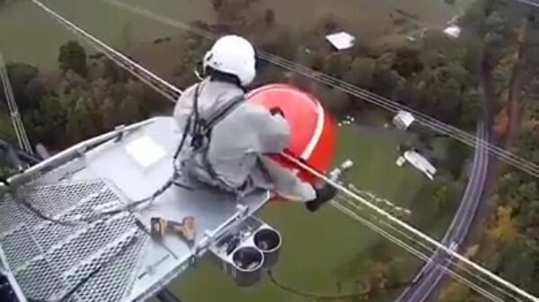 Markeringsballen op hoogspanningskabels plaatsen is niet voor mensen met hoogtevrees