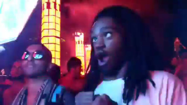 Festivalganger spacet hem helemaal de pan uit