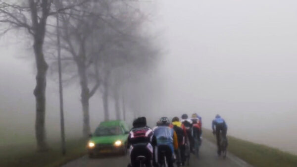 Het zoveelste bewijs dat wielrenners totaal geen rekening houden met de rest van het verkeer