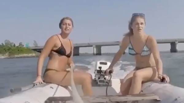 Bikinidames nemen de buitenboordmotor iets té letterlijk