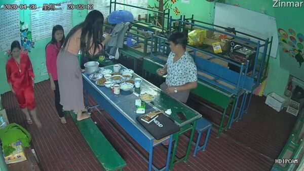 Truus probeert d'r lunch perfect te fotograferen voor al haar Instagramvolgers