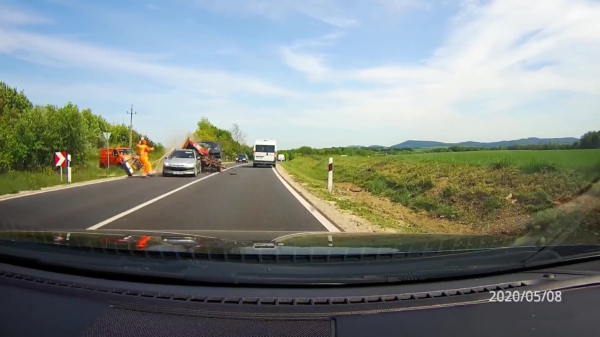 Hongaarse wegwerker heeft alle geluk van de wereld tijdens een heftige crash