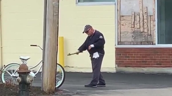 Opa oefent zijn knokmoves voor als straks de pleuris uitbreekt