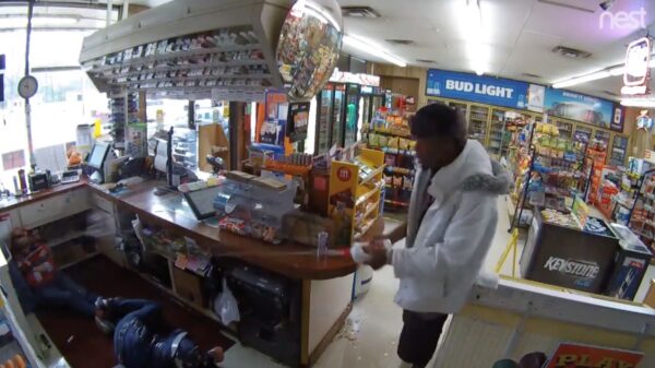 Politie arresteert overvaller die winkeleigenaar vastbindt met duct tape en in brand zet