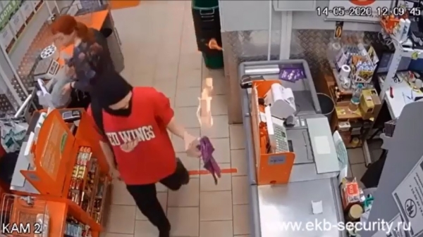 Russische winkeldief gebruikt een molotovcocktail als wapen