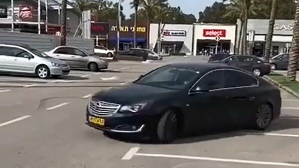 Uitslover probeert op een parkeerplaats indruk te maken met zijn drift-skills