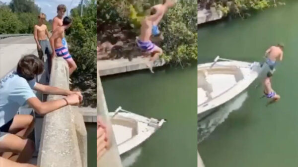 Blinde brugspringers missen op een haar na een passerend bootje