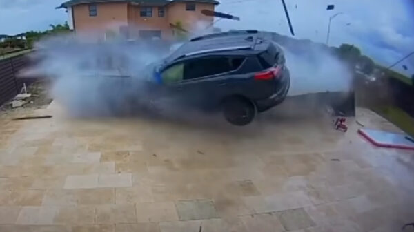 Bestuurder raakt macht over stuur kwijt en crasht zijn Toyota in een zwembad