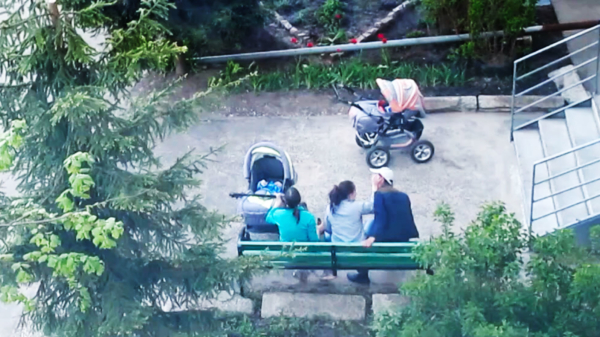 Een typisch Russische familie geniet van een dagje buiten