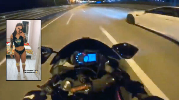 Motorchick gaat straatrace met automobilist aan en glijdt hard onderuit