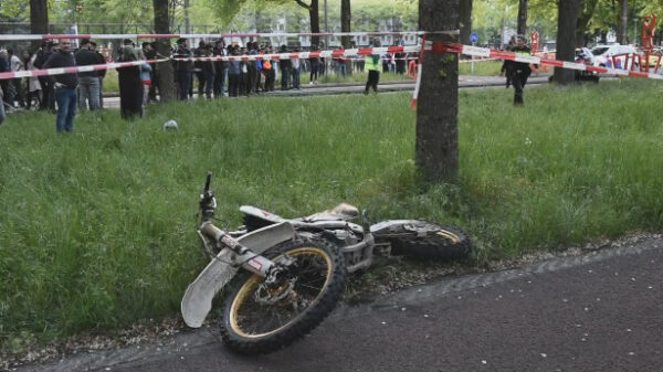 Motorrijder komt om het leven in Tilburg, massa's mensen vergeten even te social distancen