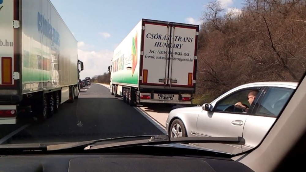 Ongeduldige Mercedes-bestuurder wordt door vrachtwagenchauffeur gepwned
