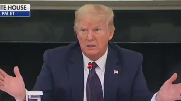 Trump: "Hydroxychloroquine is topspul, ik slik het al weken"