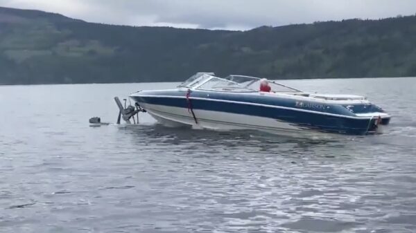 Opa geniet van een lekker dagje op het water