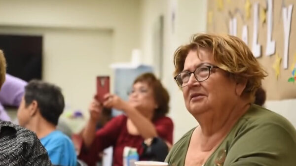 Dit is gegarandeerd het meest ongepaste optreden in een bejaardencentrum ooit