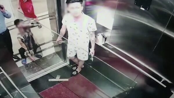 De lift is niet het meest ideale middel om glas mee te vervoeren