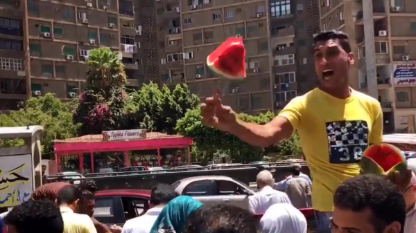 Egyptische meloenverkopers gaan niet bepaald zachtzinnig te werk