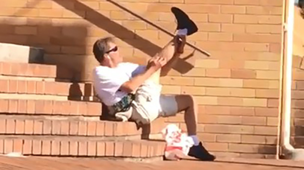 Aussie Osbourne speelt luchtgitaar op de trap van het politiebureau