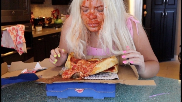 Je WTF-video van de dag: blondje weet niet hoe je een pizza eet