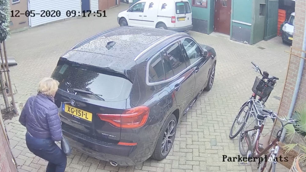 CCTV: vrouw dumpt illegaal chemisch afval achter iemands auto