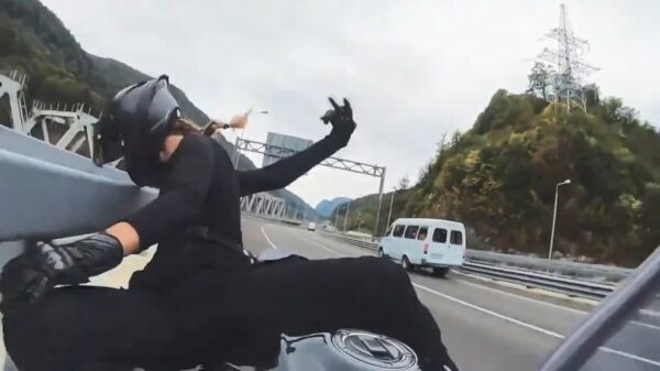 Vrouw maakt enorme klapper via de vangrail en zo van haar motor getrokken