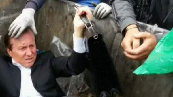 In Oekraïne worden politici gewoon in de vuilniscontainer gegooid