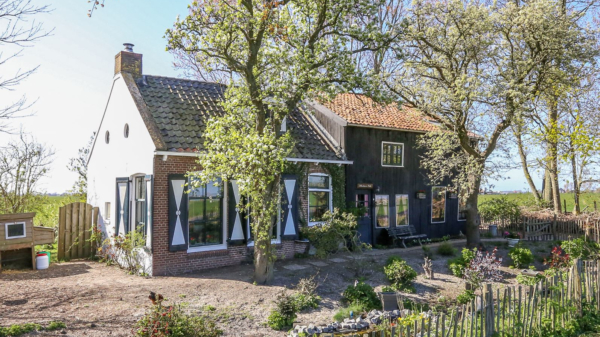 Te koop in het Friese Lollum: net iets té authentieke woning voor dat ouderwetse gevoel