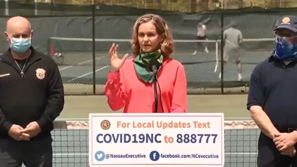 Politica Laura Curran maakt het zichzelf lastig tijdens persconferentie over coronamaatregelen