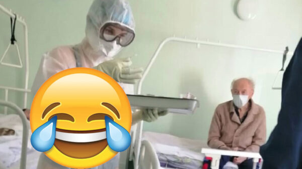 Russische verpleegkundige draagt bikini onder haar beschermende kleding